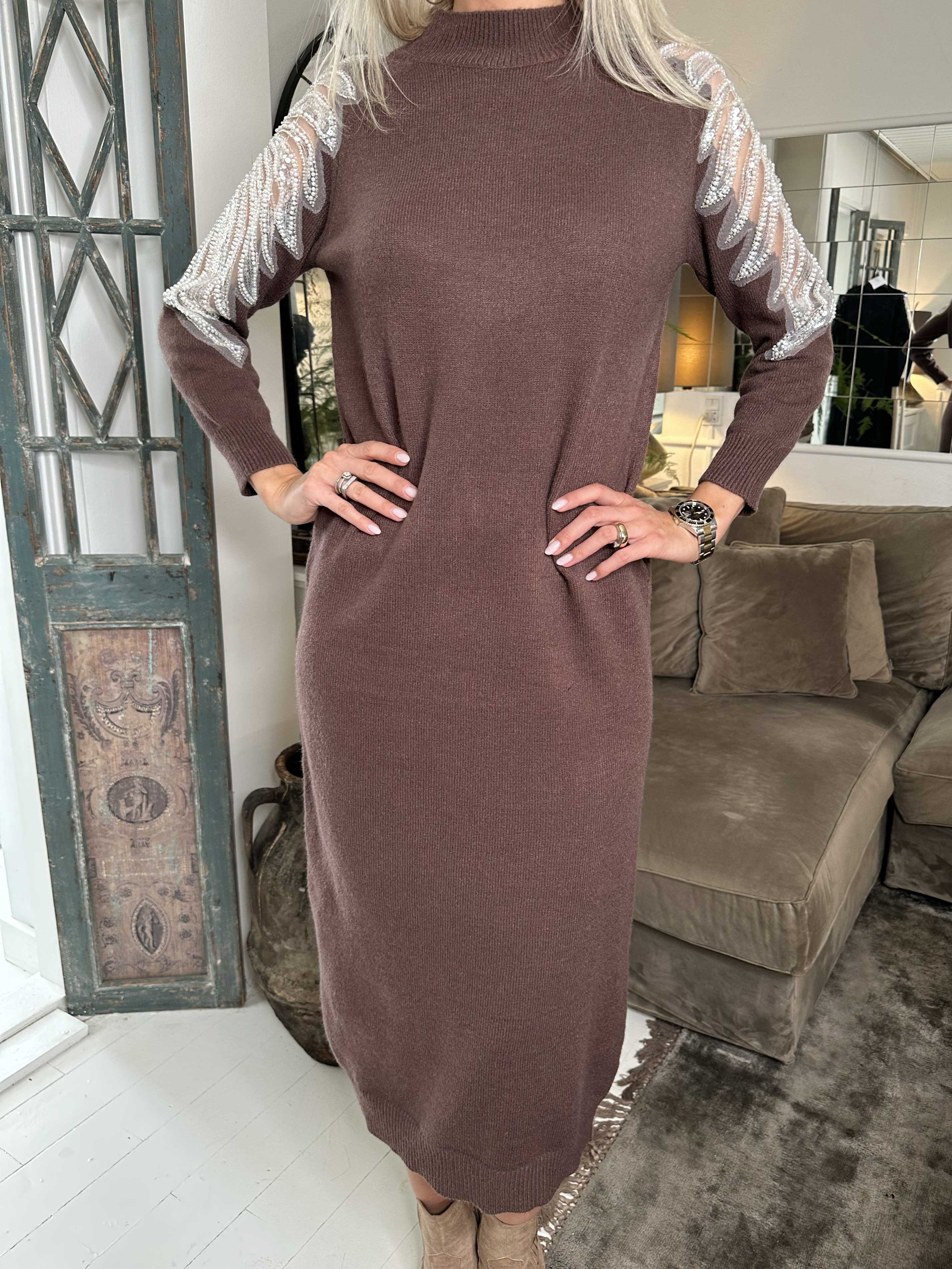 Laila - Stickad klänning med paljetter och pärlor på axlarna